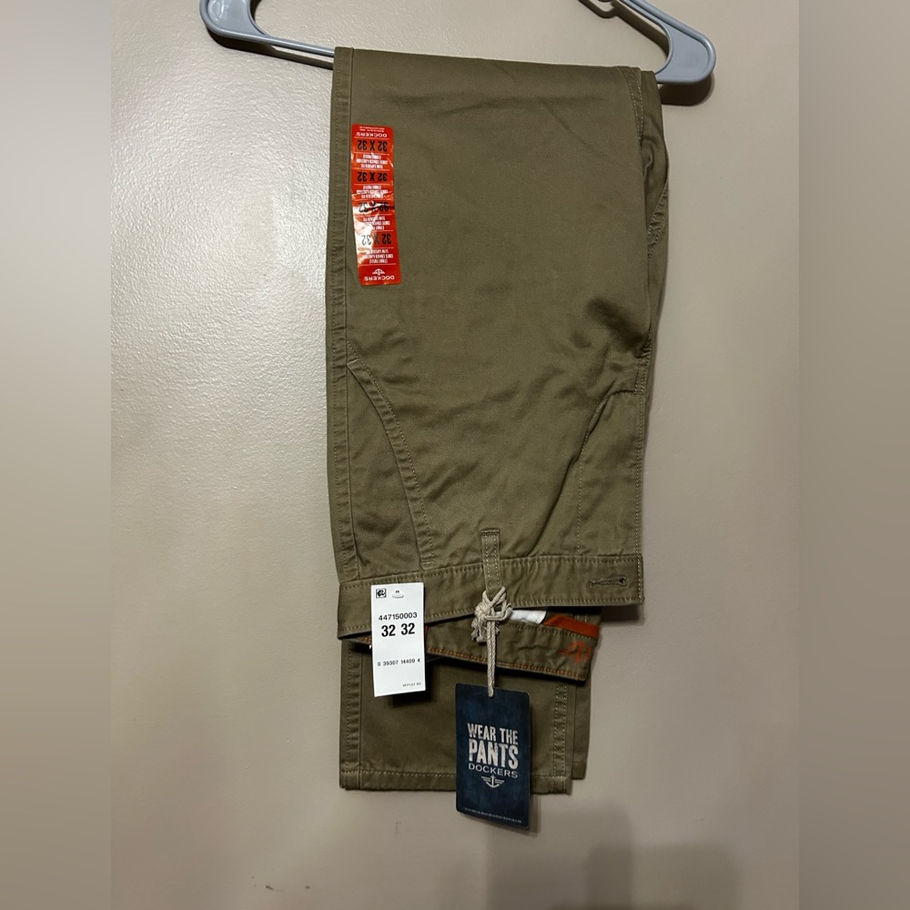 32/32 Dockers men’s khaki / tan pants